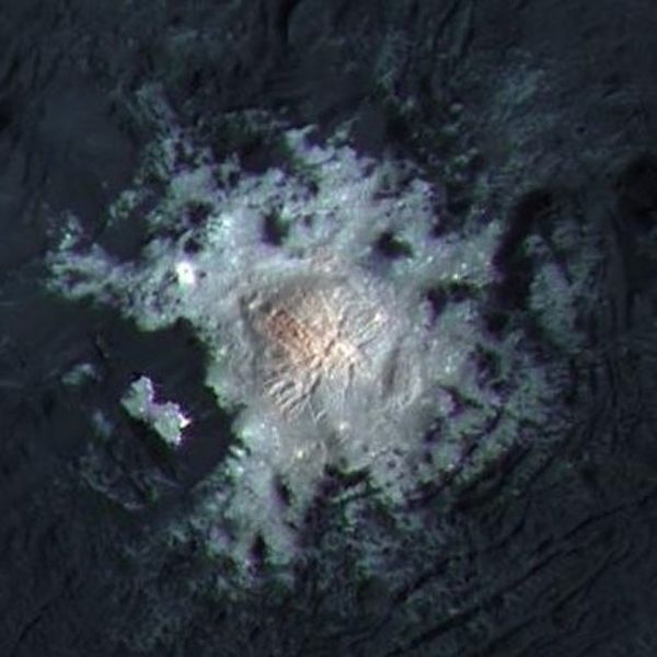 PIA20355-Ceres-DwarfPlanet-OccatorCrater-Center-201602-crop