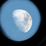 La Luna di giorno nell'oculare del telescopio (tutte le foto astronomiche sono state realizzate con un cellulare)