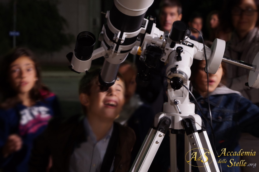 Bambino-telescopio