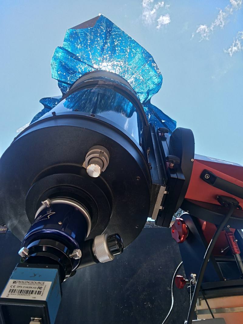 Il telescopio utilizzato per la ripresa, con la copertura anteriore in mylar riflettente per la protezione dai raggi solari.