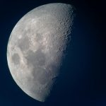 Appena montati e collimati i telescopi, rubiamo subito un ritratto della Luna con il cellulare. Foto di Simone Fantini.