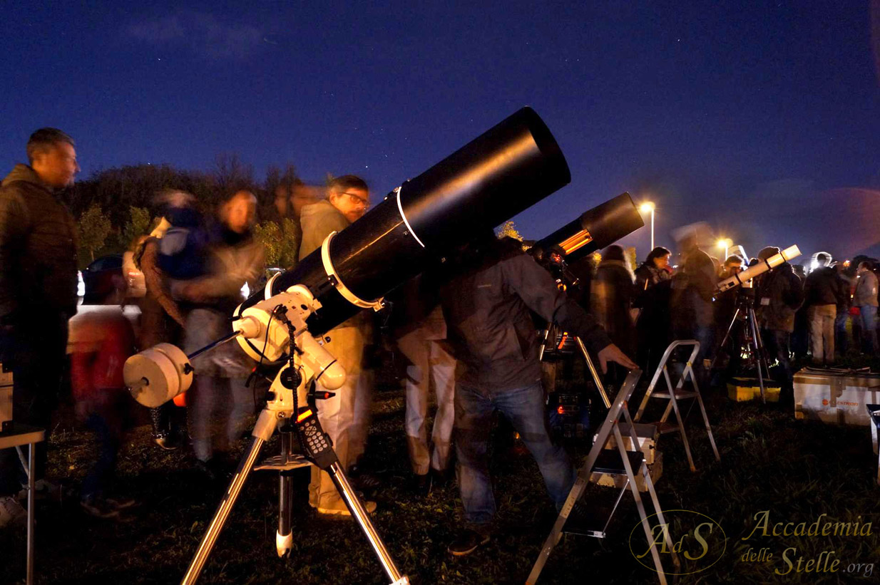 Una decina di potenti telescopi era dispiegata per mostrare la Luna e altre meraviglie del cielo.