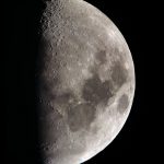 Uno scatto alla Luna in apertura di serata. Foto realizzata con un cellulare all'oculare di un telescopio dell'Accademia delle Stelle.