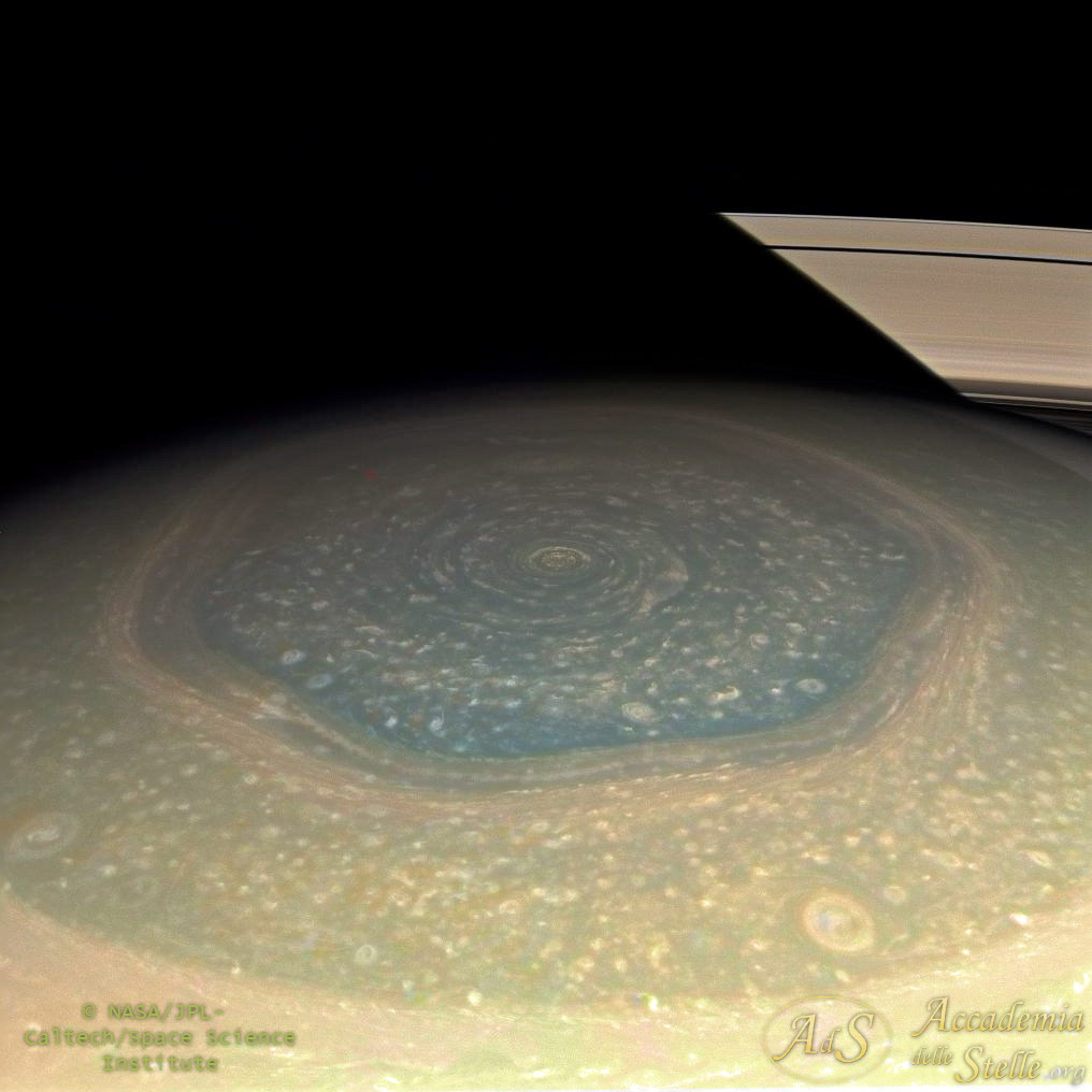 Saturno-esagono-IR+colori reali