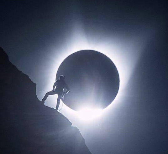 Eclissi con scalatore-