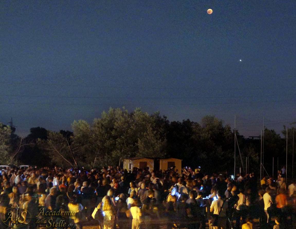 Le "star" della serata sopra la folla accorsa a San Romualdo per l'evento romano dedicato all'eclissi e alla grande opposizione di Marte.