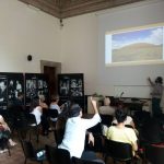 La scuola nella Sala della Fortuna del Museo di Villa Giulia con i relatori: Luca Attenni, Jacopo Cerasoni, Paolo Colona.