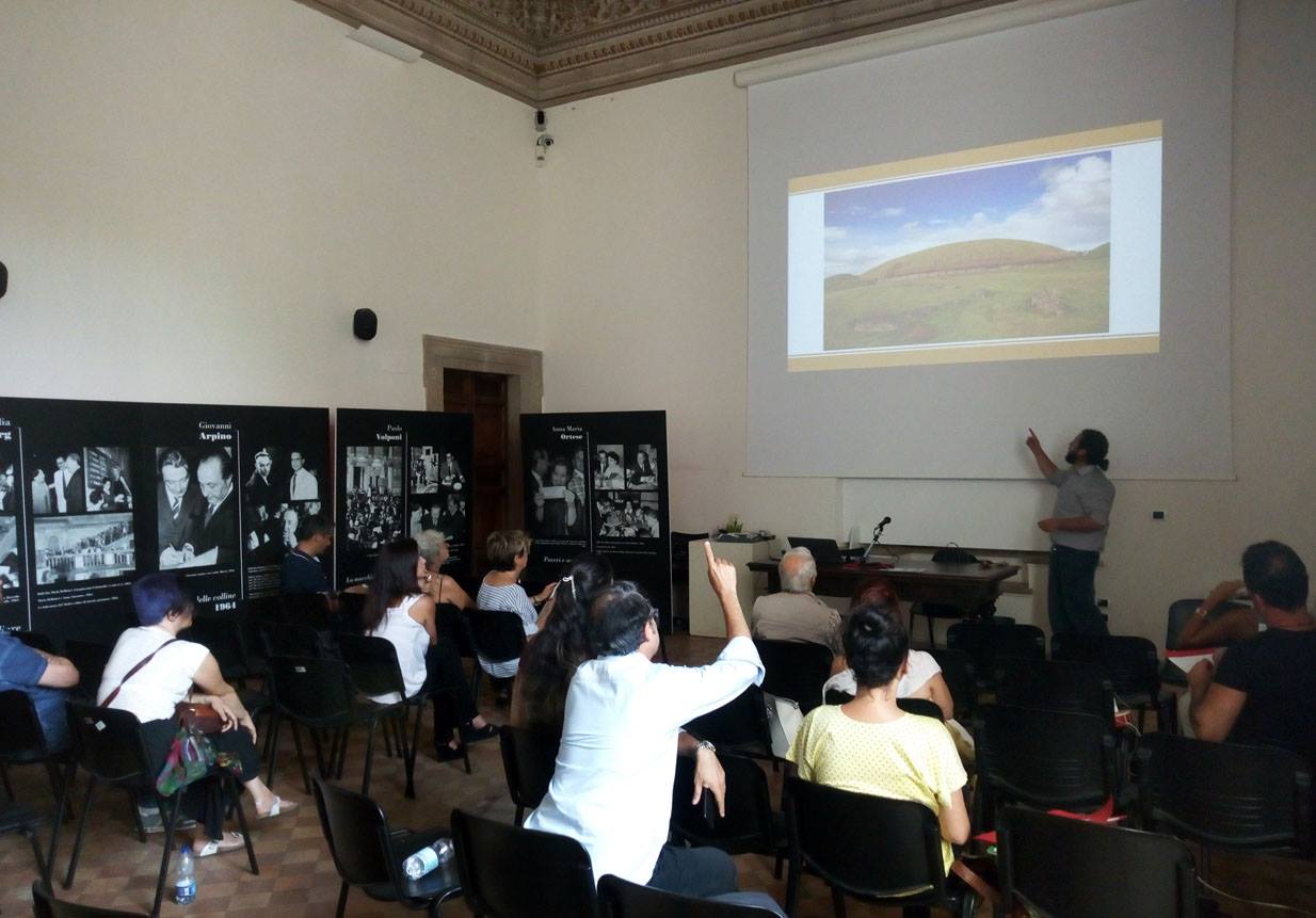 La scuola nella Sala della Fortuna del Museo di Villa Giulia con i relatori: Luca Attenni, Jacopo Cerasoni, Paolo Colona.
