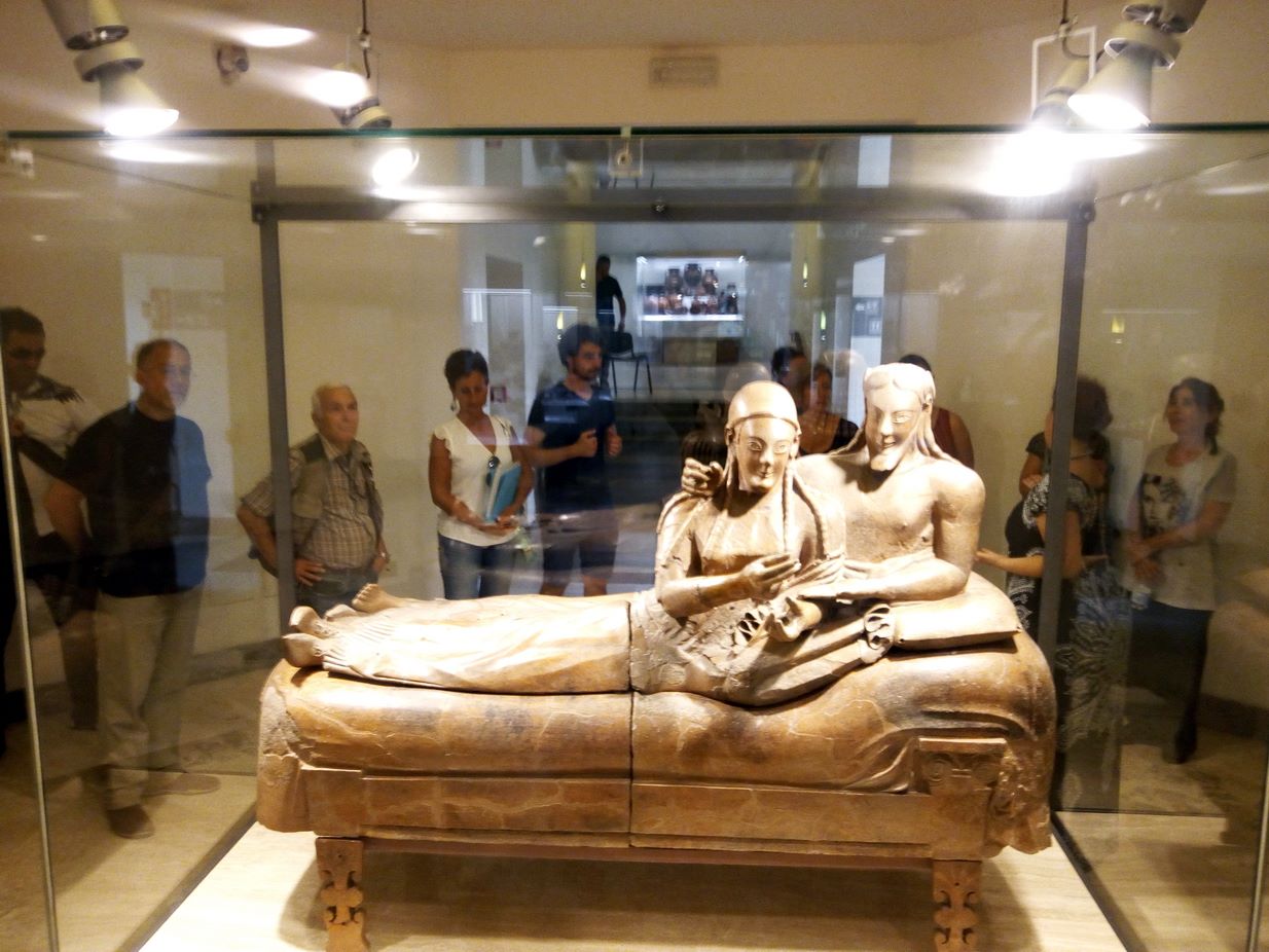 I corsisti ascoltano le spiegazioni sul celebre Sarcofago degli Sposi nel Museo Nazionale Etrusco di Villa Giulia