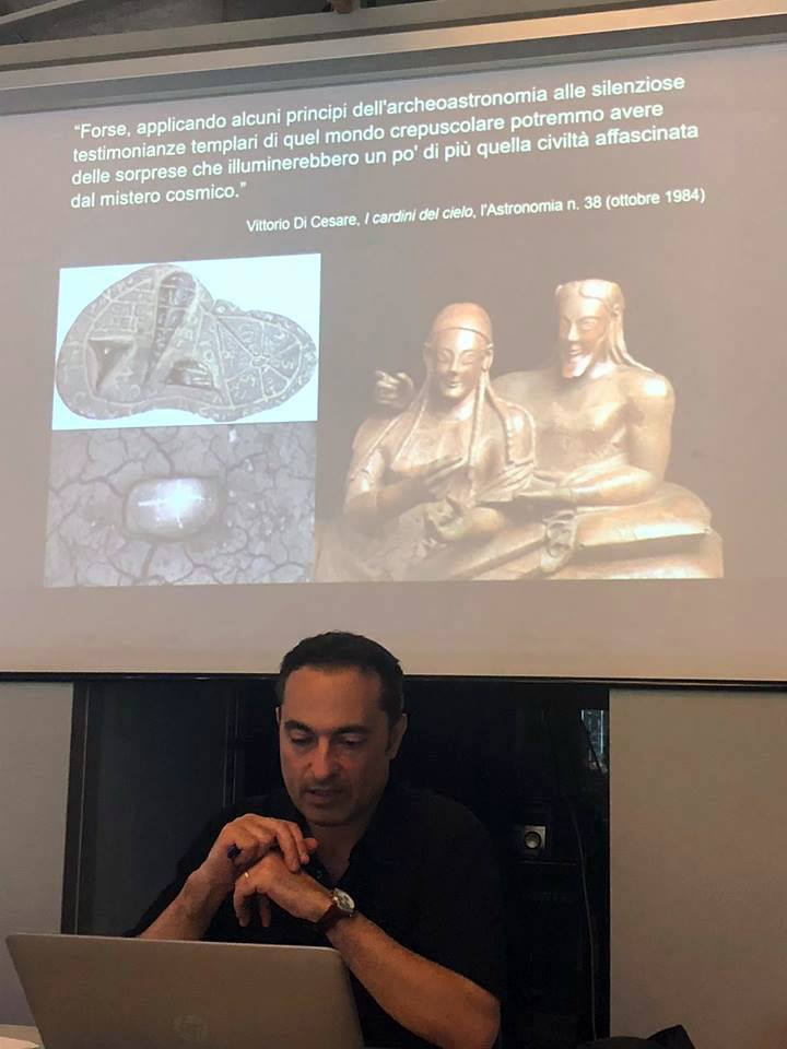 La complessa relazione degli Etruschi con il cielo è stata oggetto del primo intervento di Paolo Colona alla Scuola di Archeoastronomia 2018