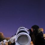 Adryana Kateshiki ed il suo telescopio alle prese con la Grande Nebulosa di Orione al termine della serata osservativa. Nella foto, in alto Aldebaran e le Iadi; sotto, vicino alle manopole del telescopio, la stella più luminosa del cielo, Sirio.