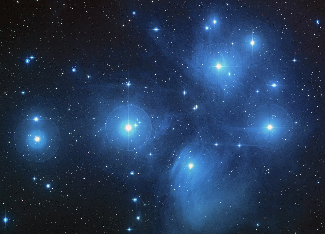 Fotografia a lunga posa dell’ammasso delle Pleiadi nel Toro. E’ ben visibile la nebulosa che lo avvolge.