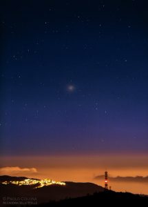 La foto più settentrionale mai scattata all'ammasso globulare Omega Centauri: per realizzarla è stato necessario portarsi in quota, dove l'orizzonte è più "basso".