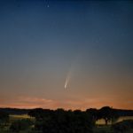 La cometa si alza sulla campagna della Tuscia (alto Lazio) prima dell'alba, l'8 luglio.
Sotto di essa, all'orizzonte, si notano le rarissime nubi nottilucenti.
Dati tecnici: Canon Eos 5D II, obbiettivo 24-105 @105, f/4, 15 scatti da 4s, 6400 ISO non inseguita
© Paolo Colona