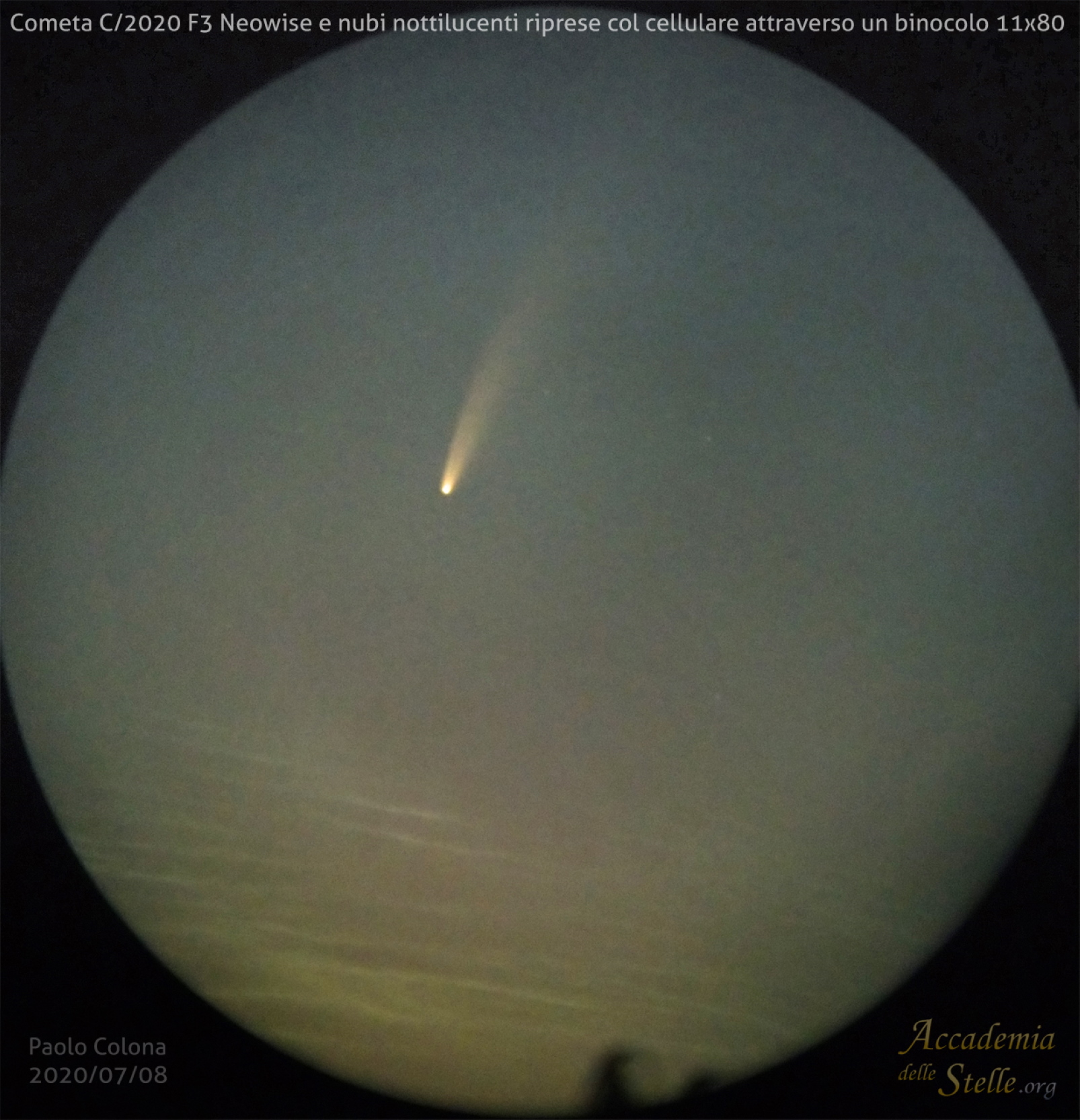 La cometa C/2020 F3 Neowise ripresa l'8 luglio con uno smartphone attraverso un binocolo insieme alle nubi nottilucenti.
Dati tecnici: Xiaomi A3, esposizione di 2s, 3200 ISO in afocale con un binocolo Skymaster 11x80.