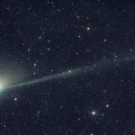 La cometa ZTF (C/2022 E3) mostra una brillante coda di polvere a forma di ventaglio e una coda di ioni lunga più di 4° [Michael Jaeger, 12 gennaio 2023]