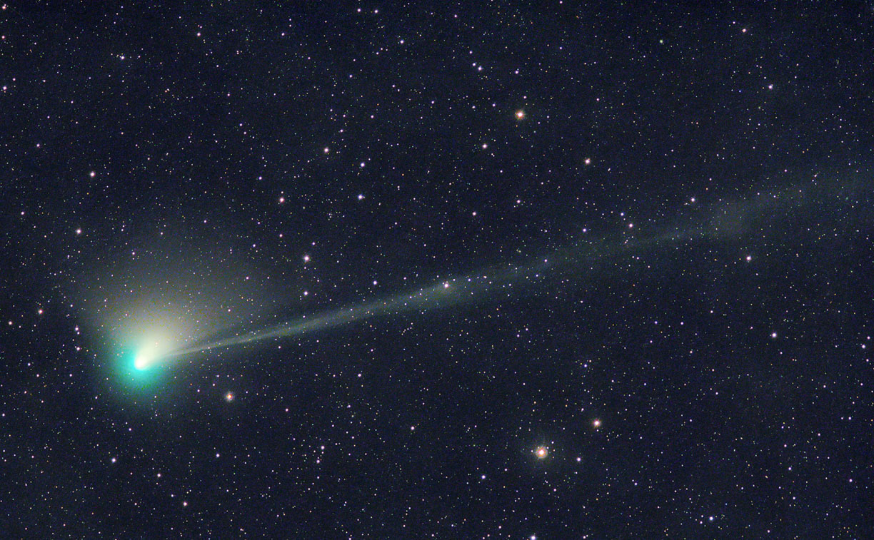 La cometa ZTF (C/2022 E3) mostra una brillante coda di polvere a forma di ventaglio e una coda di ioni lunga più di 4° [Michael Jaeger, 12 gennaio 2023]