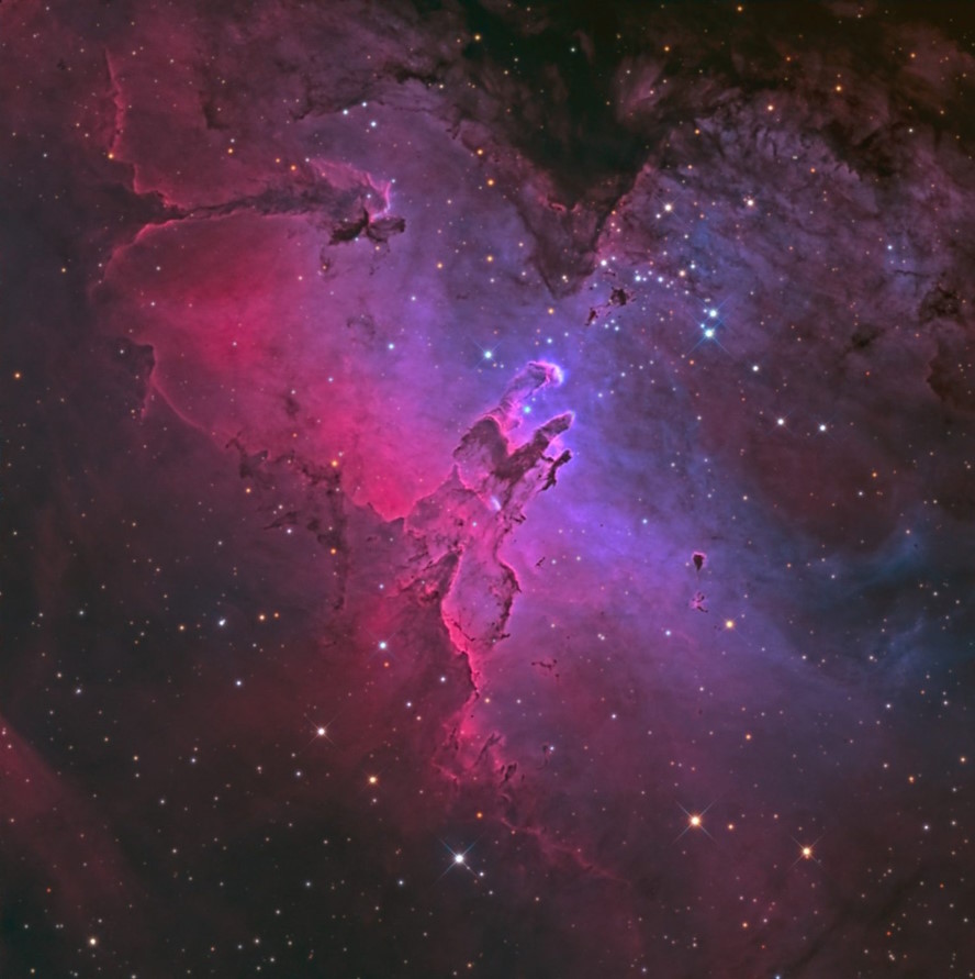 Nebulosa Aquila, M16, nella costellazione del Serpente. Tecnica bi-color a banda stretta (Ha OIII OIII) per la nebulosità e colore a banda larga (RGB) solo per le stelle. Esposizione circa 17 ore