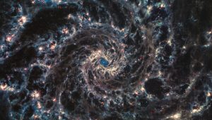 La galassia M74 ripresa dal JWST in infrarosso