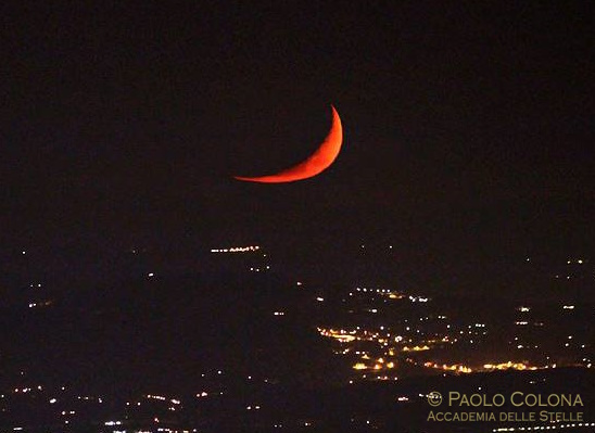 La Luna tramonta con la "gobba" a destra: è crescente. © Paolo Colona.