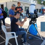 ASTRONOMIA DIURNA. È stato divertente e istruttivo puntare (e fotografare) oggetti celesti di giorno. Qui Paolo Colona sta fotografando Giove con un cellulare (esito nel riquadro). L'indomani, sempre prima di pranzo, oltre a Giove toccherà alla magnifica Aldebaran e al rossissimo Marte, osservati in pieno giorno da molti dei partecipanti delle Vacanze astronomiche.