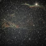 Anche con il cellulare si può fare astrofotografia! Sì... specialmente se si inquadra lo schermo del computer che sta riprendendo! 😃 In questo caso il computer è quello di Ferdinando, durante la ripresa alla nebulosa Velo del Cigno, il più bel residuo di supernova del nostro emisfero.