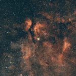 La nebulosa Crescente si vede, piccola piccola al centro in basso in questa foto con un campo molto più ampio, centrato attorno alla stella γ Cygni, circondata da nebulosità e realizzata da Rossana ed Enrico.