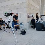 Nel pomeriggio si comincia ad allestire la postazione per lo streaming e la proiezione su maxi schermo