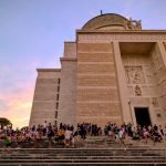 Nonostante sia ancora giorno, già si contano tantissimi curiosi