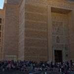 Il sagrato andrà sempre più riempiendosi di persone, una vera folla riunita da questo appuntamento celeste