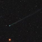 Incredibile foto della cometa SWAN insieme alla più debole cometa Atlas 3I e il pianeta Marte, ripresa il 21 settembre